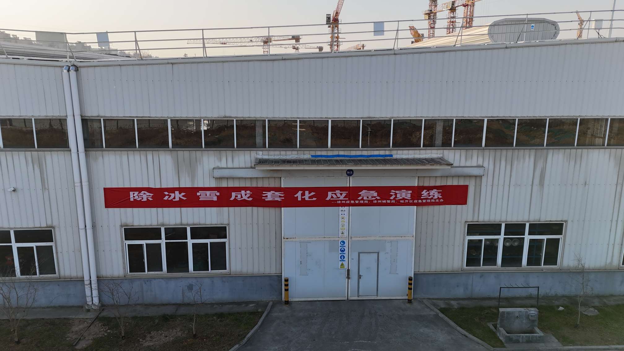 屈恩机具开展扫雪除冰应急演练 筑牢冬季保通安全防线