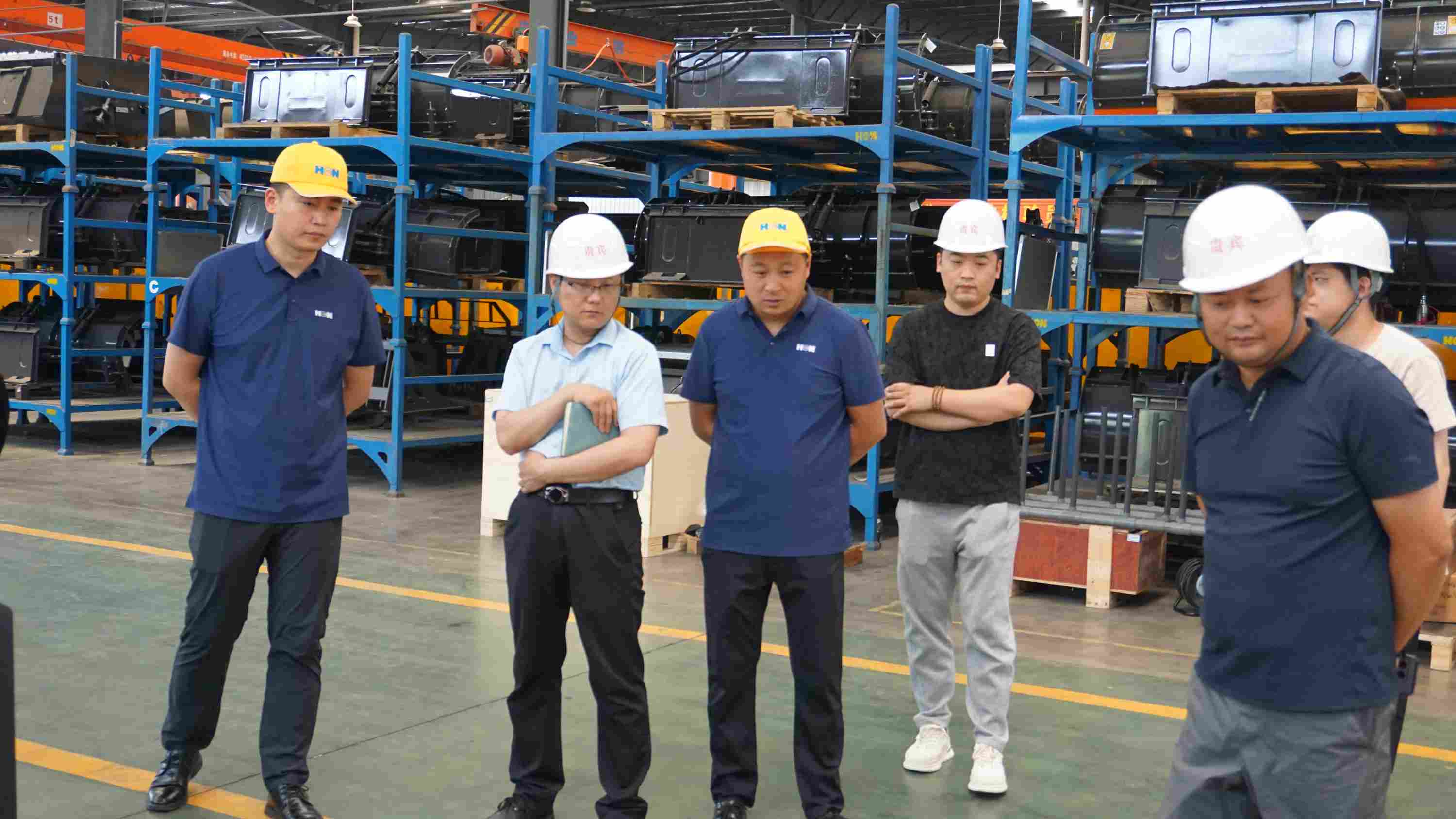 中国重汽客户代表团来访屈恩机具 共探属具配套合作