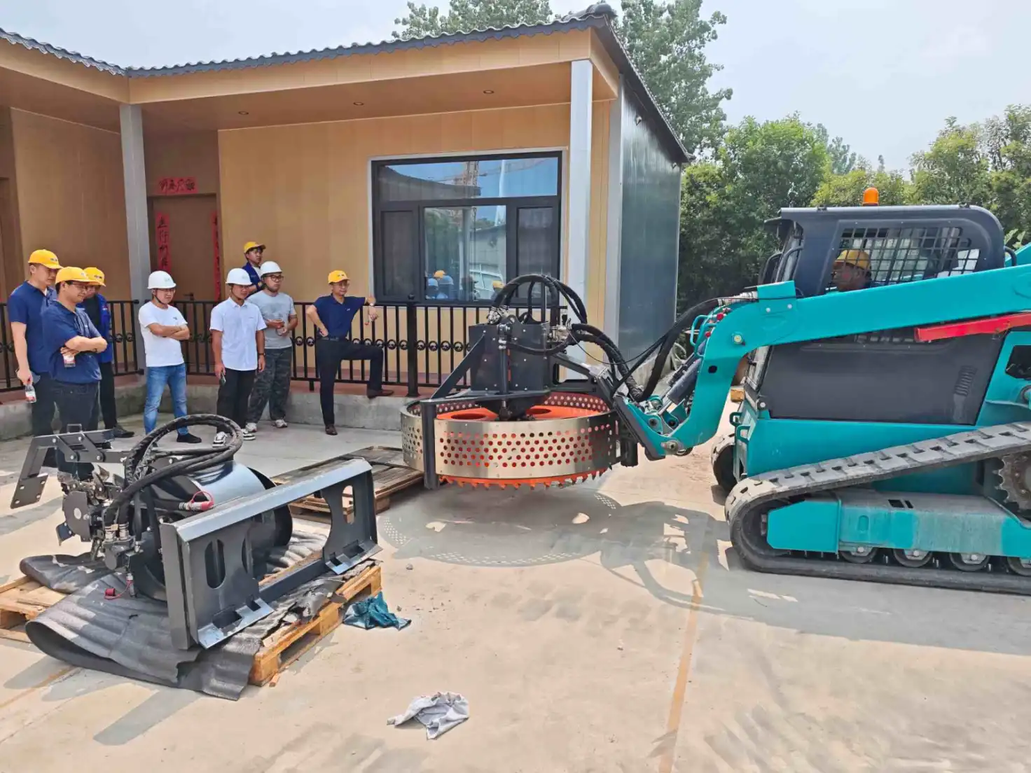 山河智能客户来访 现场对接属具选型与工况方案